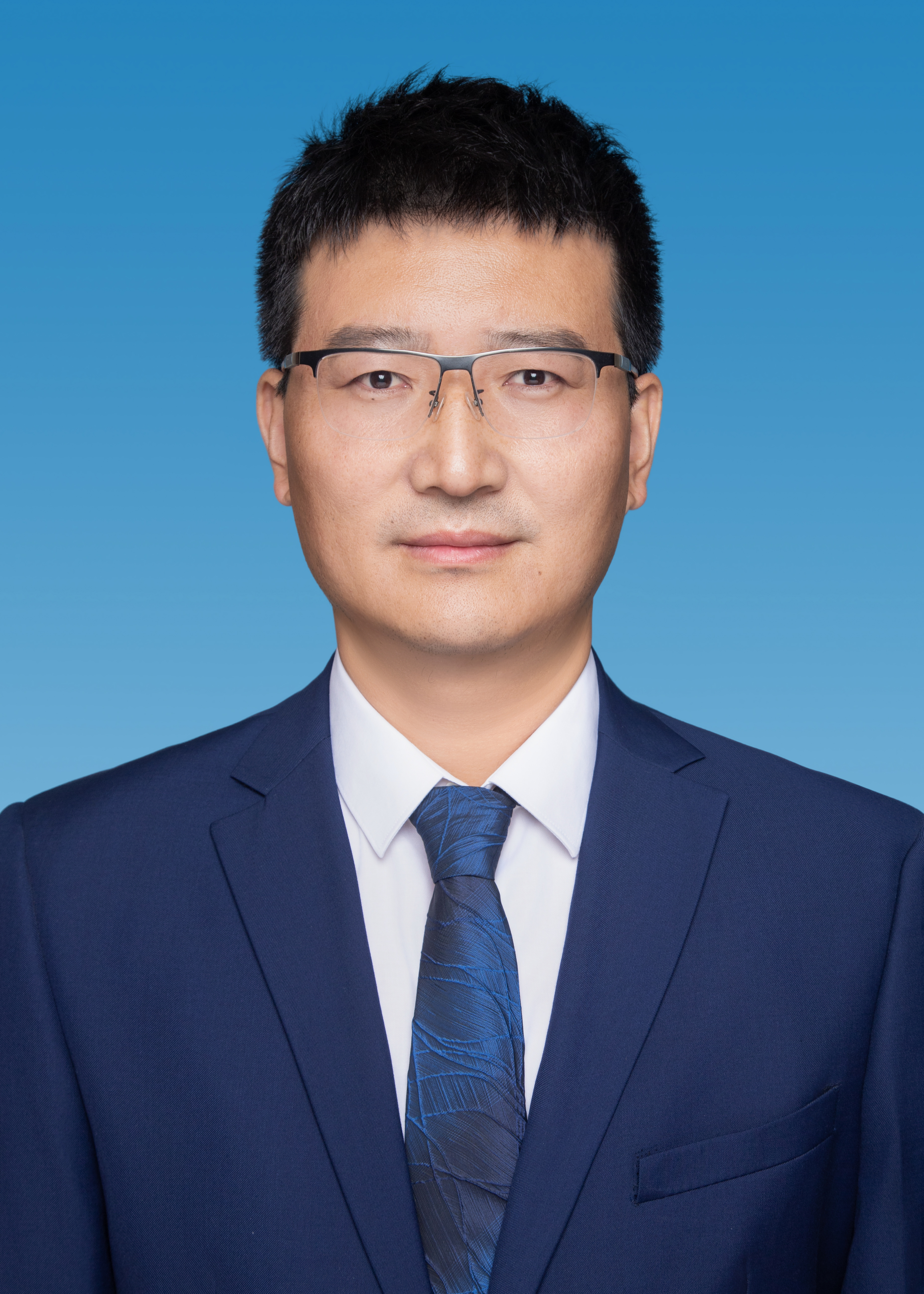 李军伟