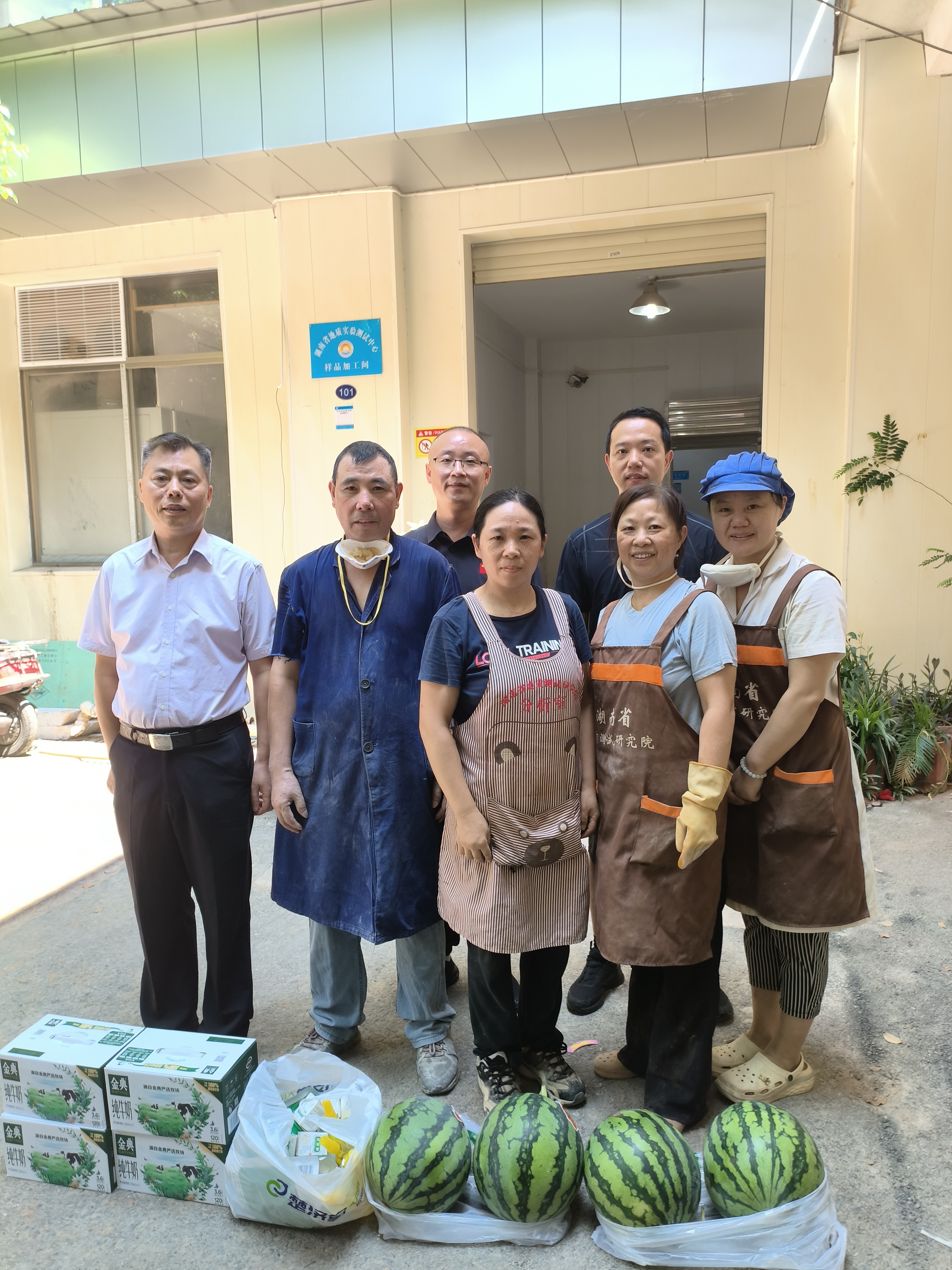 炎炎夏日送清凉  贴心关怀保安康